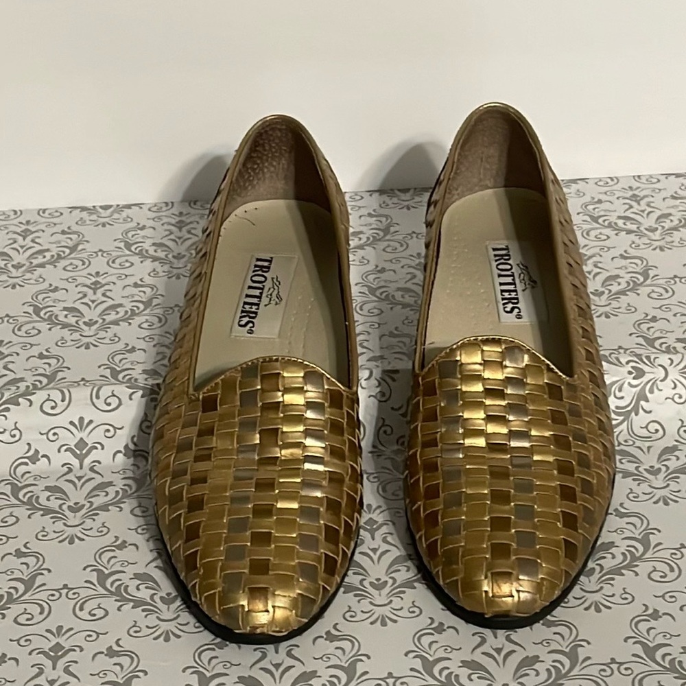 Trotters flats fits , size 9 , but fits 8.